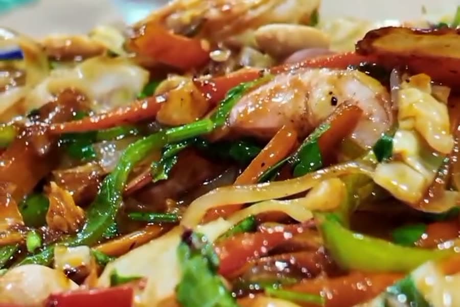 Assortiment de bouchées asiatiques dressées sur une planche