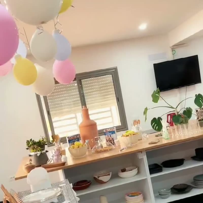 Ballons et table dressée pour un anniversaire dans le studio