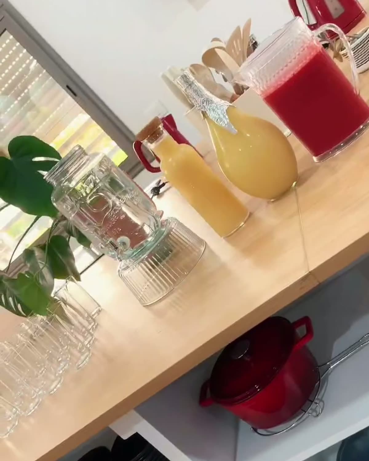 Le plan de travail du studio : bocaux, carafes et cocotte en fonte