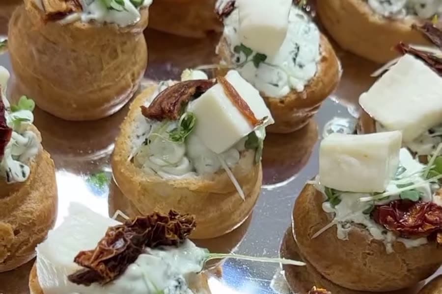 Bouchées apéritives garnies de fromage frais et de tomates séchées